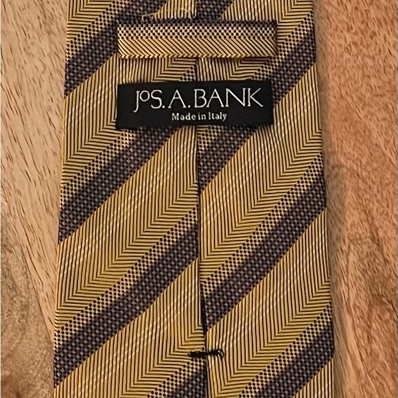 JOS A. BANK MEN’S GOLD & ROYAL BLUE 100% SILK NECKTIE/PRE-OWNED/EXTRAORDINARY!! - Picture 2 of 2